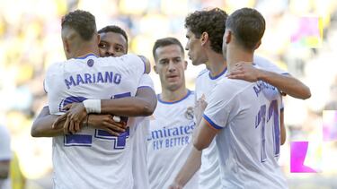 Los jugadores del Madrid celebran el gol anotado por Mariano ante el Cádiz.