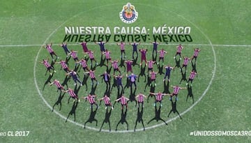 Mirando al cielo, así es la última foto oficial del equipo hasta el momento.