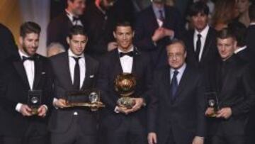 Florentino P&eacute;rez posa con los jugadores del Real Madrid premiados en la gala.