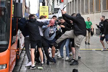 La policía polaca vigila las calles de Breslavia, donde se concentran las aficiones del Betis y del Chelsea, a pocas horas del inicio de la final.