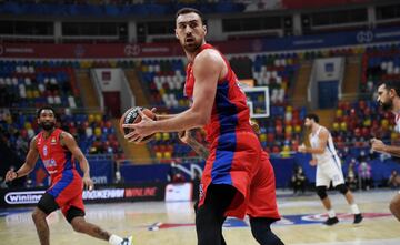 El CSKA se llev¨® un mazazo a finales del mes de enero. Nikola Milutinov, uno de los p¨ªvots m¨¢s dominantes de la Euroliga, dec¨ªa adi¨®s a la temporada por una lesi¨®n en un hombro (tuvo que pasar por el quir¨®fano). El p¨ªvot, que abandon¨® el Olympiacos el pasado verano tras cinco a?os en Grecia, son¨® como refuerzo del Bar?a, pero el CSKA se adelant¨®. En su primera (e inconclusa) temporada en Mosc¨² ha promediado 9,8 puntos y 8,6 rebotes (la mejor media de la competici¨®n) para 17,9 de valoraci¨®n.