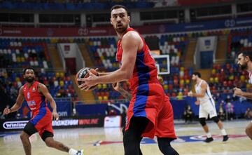 El CSKA se llevó un mazazo a finales del mes de enero. Nikola Milutinov, uno de los pívots más dominantes de la Euroliga, decía adiós a la temporada por una lesión en un hombro (tuvo que pasar por el quirófano). El pívot, que abandonó el Olympiacos el pasado verano tras cinco años en Grecia, sonó como refuerzo del Barça, pero el CSKA se adelantó. En su primera (e inconclusa) temporada en Moscú ha promediado 9,8 puntos y 8,6 rebotes (la mejor media de la competición) para 17,9 de valoración.  