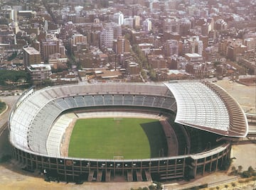 El Camp Nou fue inaugurado el 24 de septiembre de 1957. Ya desde 1948 se hablaba de la necesidad de un estadio más grande que respondiera a las necesidades de un proyecto ambicioso. Aunque en un principio la situación no era fácil, ya que había que conciliarlo con el desarrollo urbanístico de Barcelona en la zona de Diagonal. En muchas ocasiones se hace referencia también a que la construcción del nuevo estadio se debió al fichaje de Kubala, aunque también fueron importantes las dos ligas conseguidas de forma consecutiva en 1947/1948 y 1948/1949.