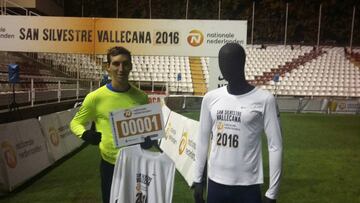 El dorsal número 1 de la San Silvestre Vallecana 2016 posa junto con la camiseta de la presente edición de la carrera popular.