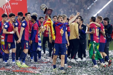 Los jugadores del Barcelona, levantan el trofeo de la Supercopa de Espa?a 2025 en el estadio King Abdullah en Yeda.