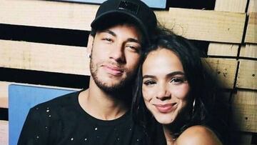 El futbolista Neymar posando con su novia, la modelo y actriz brasile&ntilde;a Bruna Marquezine.