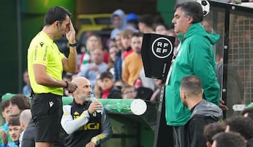 Caparrós Hernández fue llamado por el VAR para rectificar una de sus acciones, en la que no apreció falta a Juanca Arana.