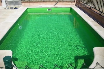 El agua de las piscinas puede adoptar este color verdoso por diferentes problemas.