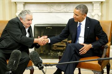 El presidente estadounidense Barack Obama recibe al presidente uruguayo Jos¨¦ M¨²jica antes de su reuni¨®n en la Oficina Oval en Washington, EE. UU., el 12 de mayo de 2014.