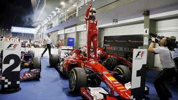 Vettel celebrando la &uacute;ltima victoria de Ferrari en la F1 en el GP de Singapur 2015.