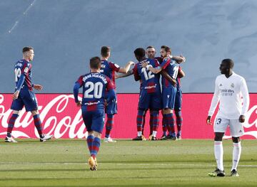 ¡¡EMPATA MORALES CON UN GOLAZO!! ¡Gran centro de Miramón desde la derecha, el balón llega al segundo palo y el Comandante remata a botepronto perfecto para cruzar la pelota ante Courtois! 