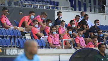 Futbolistas y staff del Sevilla, en la grada ante la Roma.