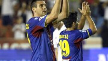 <b>GOLPE DE EFECTO. </b>Ballesteros y Xisco Muñoz agradecen al público su apoyo al terminar el encuentro.