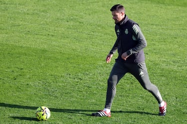 Xabi Alonso durante el entrenamiento a puertas abiertas del Real Madrid.