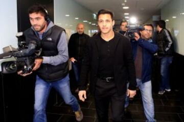 Alexis Sánchez en su arribo al aeropuerto de Schwechat