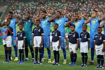 Los jugadores de RD Congo, durante los himnos.