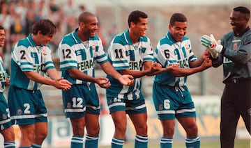 Los jugadores del Deportivo de La Coru?a, Nando, Concei??o, Rivaldo y Mauro Silva celebraron de esta manera el gol de Rivaldo al Sevilla en LaLiga en 1997.

 