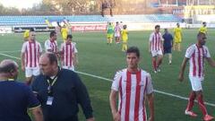 Los jugadores del Hurac&aacute;n Valencia (de rojo y blanco) abandonado el campo tras un partido.