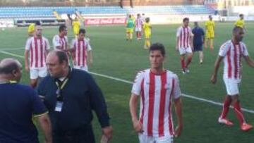 Los jugadores del Hurac&aacute;n Valencia (de rojo y blanco) abandonado el campo tras un partido.