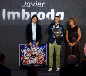 El premio In Memoriam a Javier Imbroda fue recogido por Salvadora Acosta, su viuda, y sus hijos Javi y Pablo Imbroda.