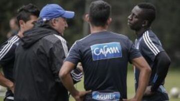 Deiver Machado, David Silva y Omar Vásquez reciben instrucciones del DT Rubén Israel