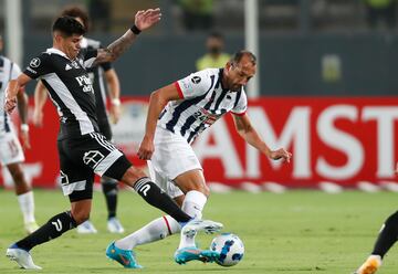 Hernán Barcos disputando la Conmebol Libertadores con Alianza Lima.