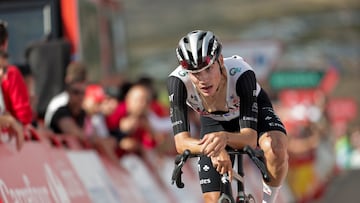 ARCOS DE LAS SALINAS (TERUEL), 31/08/2023.- El ciclista español Juan Ayuso, del equipo UAE Team Emirates, al término de la sexta etapa de la Vuelta a España disputada entre la localidad castellonense de La Vall d'Uixo y el Pico del Buitre en el Observatorio Astrofísico de Jalambre, de 183,1 kilómetros de recorrido. EFE/ Manuel Bruque