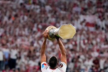 Fernando levanta el trofeo al cielo de Budapest.