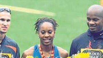 <b>DE ORO. </b>Wariner, Sanya Richards y Powell, junto a su parte correspondiente de lingotes de oro.