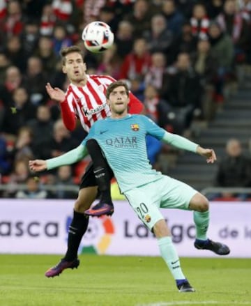El defensa del Athletic Saborit  pelea un balón con el centrocampista del FC Barcelona Sergi Roberto