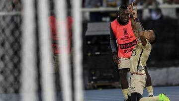 BRA14. RIO DE JANEIRO (BRASIL), 02/05/17.- El jugador Jonat&aacute;n Alvez, de Barcelona de Guayaquil, celebra tras anotar el segundo gol contra Botafogo hoy, martes 2 de mayo de 2017, durante un partido por el grupo 2 de la Copa Libertadores disputado entre el Botafogo de Brasil y el Barcelona SC de Ecuador en el est&aacute;dio Nilton Santos de R&iacute;o de Janeiro (Brasil). EFE/Antonio Lacerda