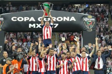 Guadalajara venció en penales a Morelia en una noche llena de magia en el estadio Chivas. ¡Aquí tienes las fotos para el recuerdo!