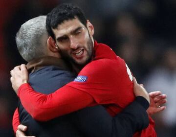 Mou hug for Fellaini