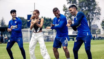 Vídeo: Anitta visitó al América: pateó un balón y bailó con los jugadores