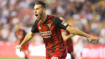 &Aacute;lvaro Rey celebra un gol en Vallecas.