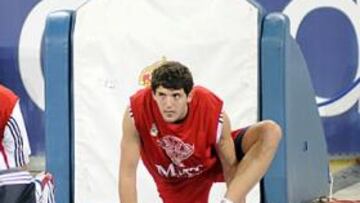 <b>PROTAGONISTA </b>La evolución de Mirotic encandila a la afición blanca. En la imagen, con el júnior Arteaga.