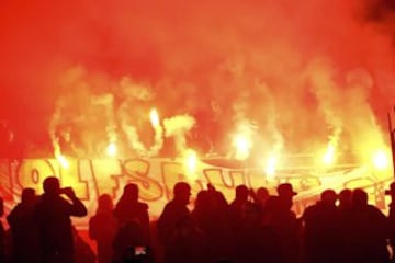 Seguidores del Wolfsburgo animan a su equipo ante el Hannover 96 durante el partido de la Bundesliga alemana.