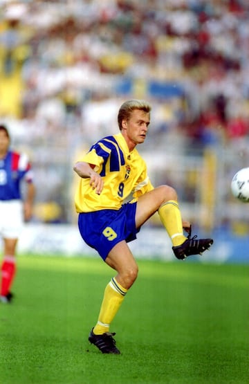 Fue el gran estandarte de la hist車rica selecci車n que qued車 en tercer lugar en el Mundial de Estados Unidos, siendo el capit芍n de aquel grupo que qued車 eliminado ante Brasil en las semifinales. Thern fue uno de los s赤mbolos del triunfo del f迆tbol de Suecia en la d谷cada de los 90. empez車 despuntando en el M?lmo, antes de dar al salto y marcharse al Benfica. En el club portugu谷s form車 parte del grupo escandinavo que se cre車 con la llega de Sven-G?ran Eriksson al conjunto lisboeta. M芍s tarde, se march車 a Italia y jug車 en el N芍poles y la Roma. Acab車 su carrera en el Rangers y se retir車 a los 32 a?os por culpa de las lesiones.