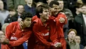 Arag&oacute;n, escoltado por Nayim y Caf&uacute;, celebra su gol en Stamford Bridge.