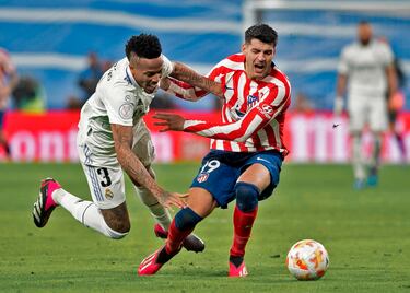 Jugada de la lesión de Álvaro Morata en una acción con Éder Militão.