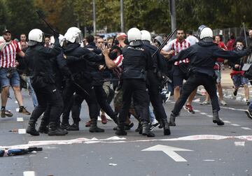 Los seguidores del Sporting de Gijón protagonizaron graves incidentes, con la policía, a la llegada del autobús del Sporting, en las inmediaciones del Molinón.