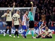 Eric García ve inicialmente la tarjeta amarilla por una dura acción, pero tras la revisión del VAR el colegiado cambia la decisión y le muestra la roja, dejando al Barça con diez en el tramo final.