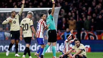 Eric García ve inicialmente la tarjeta amarilla por una dura acción, pero tras la revisión del VAR el colegiado cambia la decisión y le muestra la roja, dejando al Barça con diez en el tramo final.