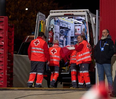 Andrea Medina salio en camilla por los servicios sanitarios y trasladada en ambulancia tras un golpe en la cabeza con la rodilla de Barbara Bonansea.
