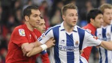 <b>SEGURO. </b>Demidov forcejea con Josetxo en un lance del juego.