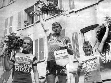 Muchos ciclistas profesionales sueñan con ganar una Gran Vuelta. Otros con un podio en una Gran Vuelta, y otros, algo menos ambiciosos, tienen como objetivo ganar una etapa de una Gran Vuelta. Freddy Martens, en La Vuelta del 77’, consiguió los tres.
El belga quedó campeón de aquella edición y, por tanto, podio. Pero, sin duda, lo que va a quedar para la posteridad son sus 13 victorias de etapa de 21 posibles. 13 de 21, merece la pena volver a escribirlo. Solo se le escaparon ocho y fue líder desde la primera etapa en la Dehesa de Campoamor hasta la última de Durango-Miranda de Ebro. Si las seis del Giro 24’ de Pogacar parecían muchas... Freddy Maertens.