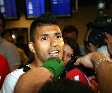 Tras terminar la temporada 2010/11 Agüero habló ante los medios en el aeropuerto de Barajas antes de irse a Argentina para declarar que quería irse del Atlético.