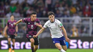 Giovanni Reyna superando a Carlos Rodríguez en el duelo entre México y Estados unidos.