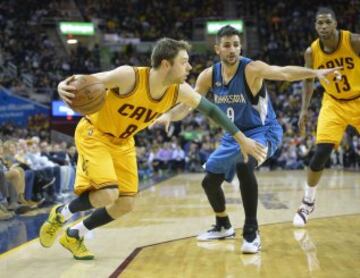 Matthew Dellavedova ante Ricky Rubio.