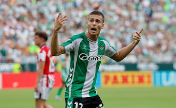 Canterano del Atlético, fue cedido a varios equipos desde el año 2020. En 2023 regresó al club colchonero y abandonó definitivamente el equipo en 2025, cuando lo fichó el Real Betis.